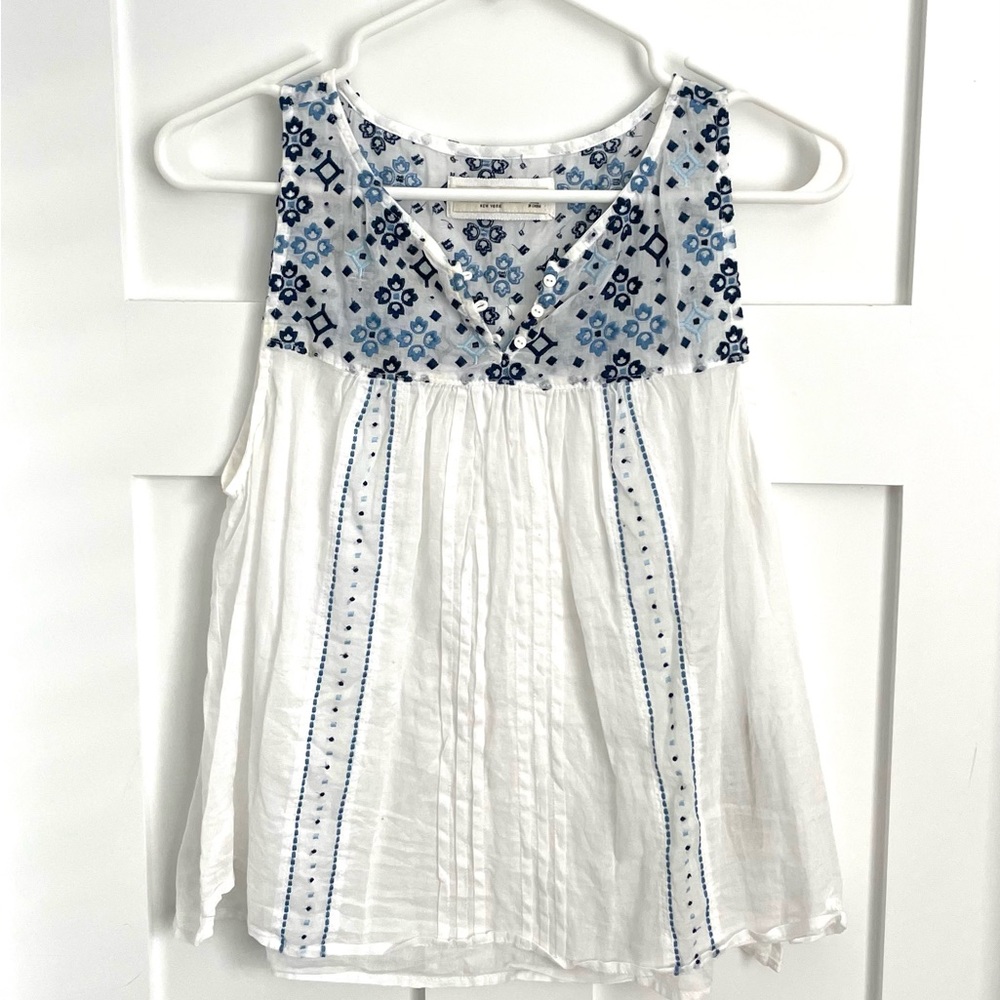 Abercrombie & Fitch sleeveless white top with blue embroidery size Medium